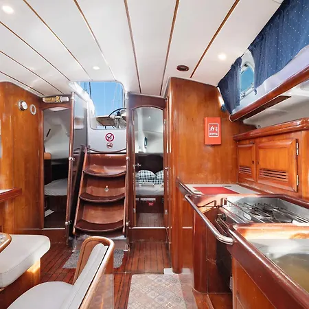 Pato Lucas Sail Boat Botel