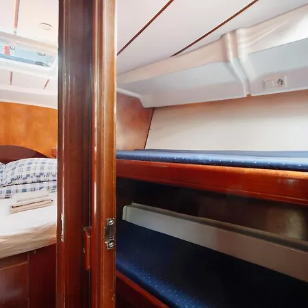 Botel Pato Lucas Sail Boat *